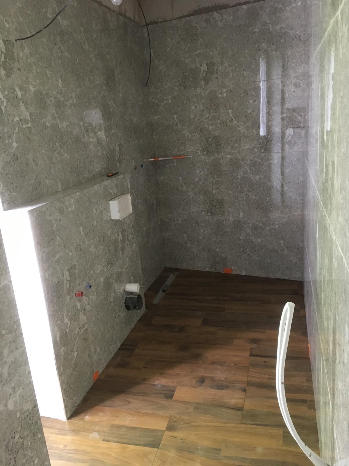 Marmoroptik-Fliesen, Sanitärraum im Rohbau