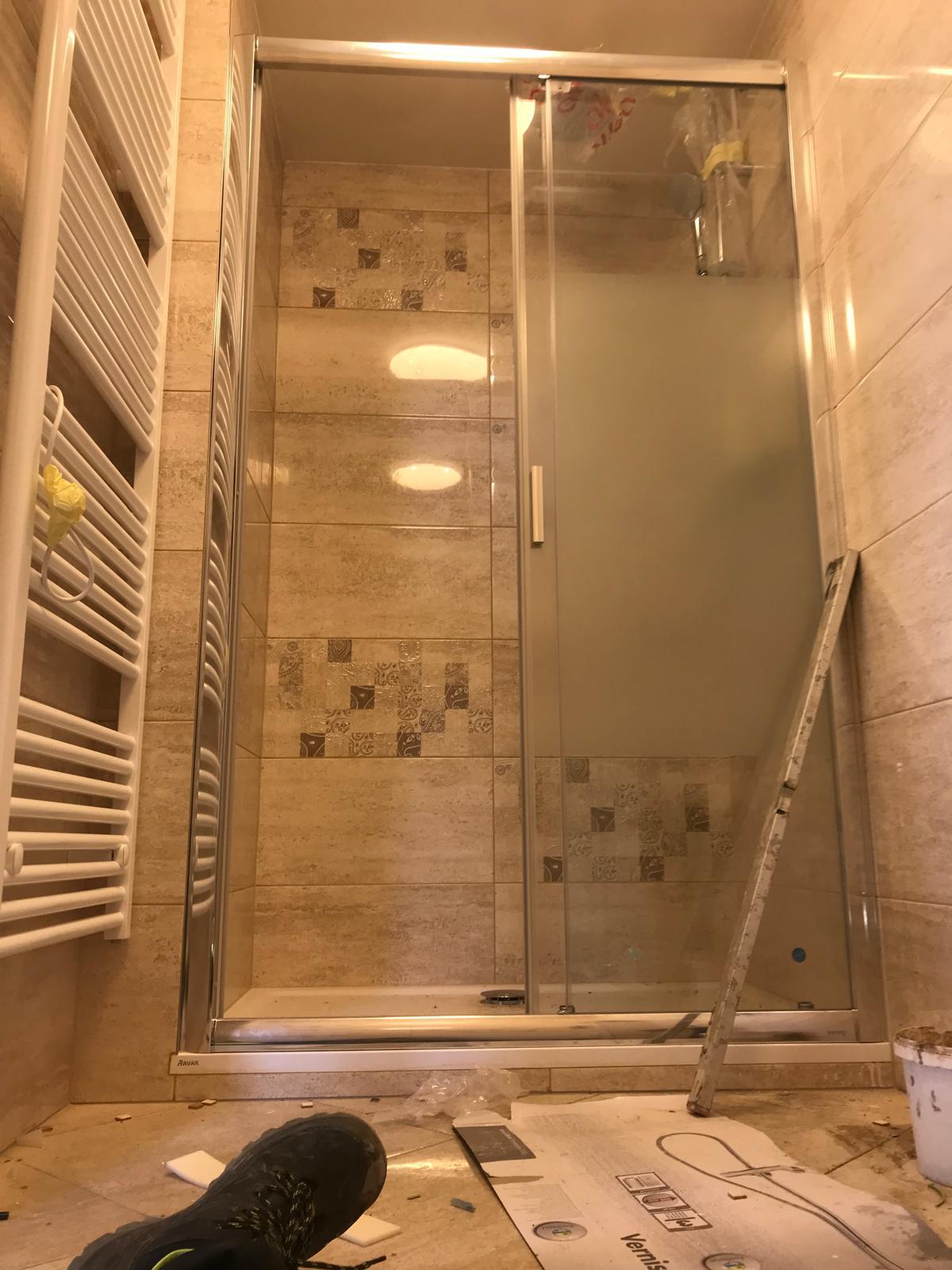 Fertige Duschkabine mit Sicherheitsglas in einem Wohnhaus