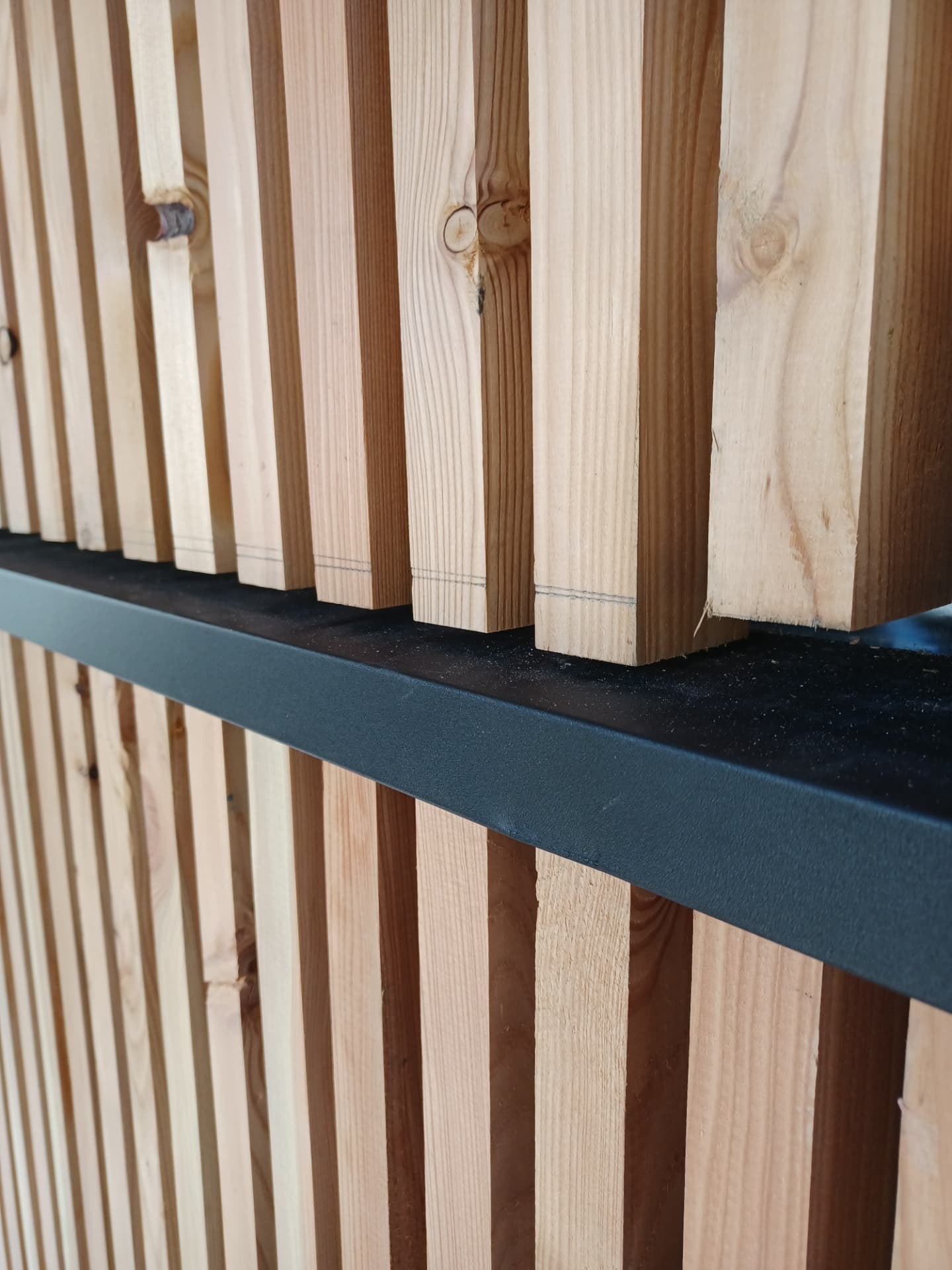 Gewerbegebäude in Höchst mit hinterlüfteter Holzfassade — Detail 1
