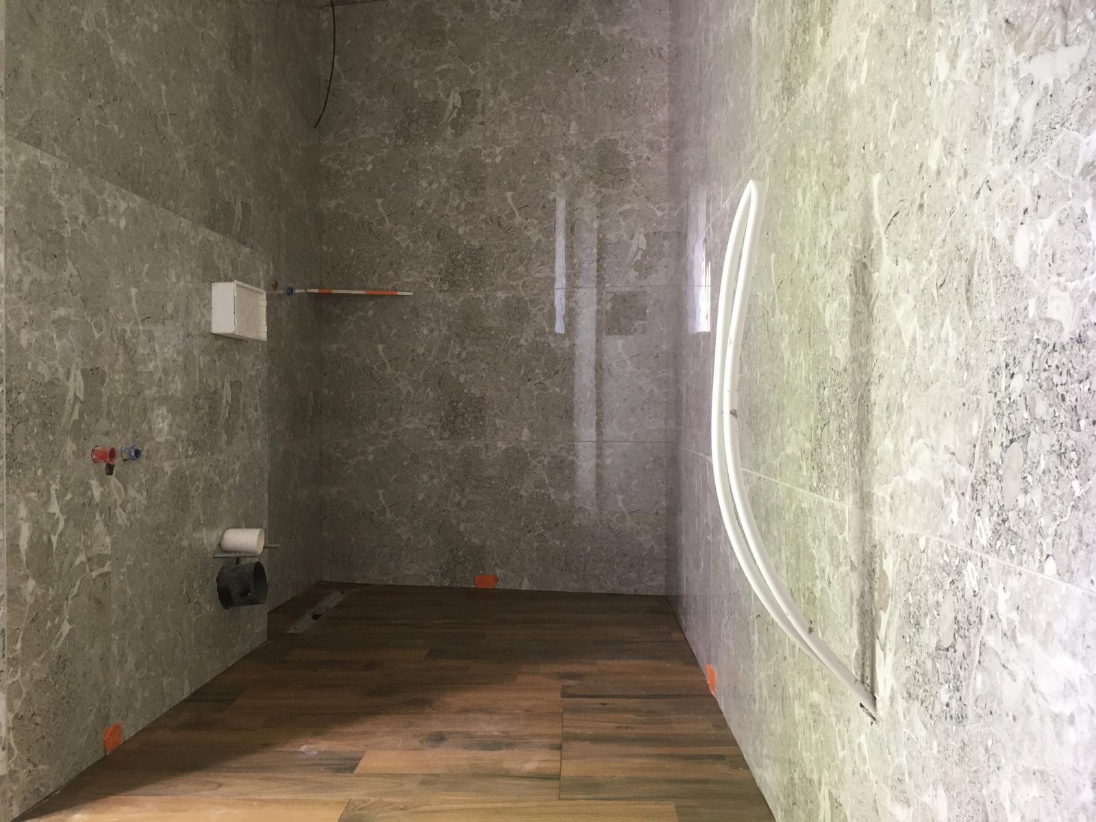 Marmoroptik-Fliesen, Sanitärraum im Rohbau