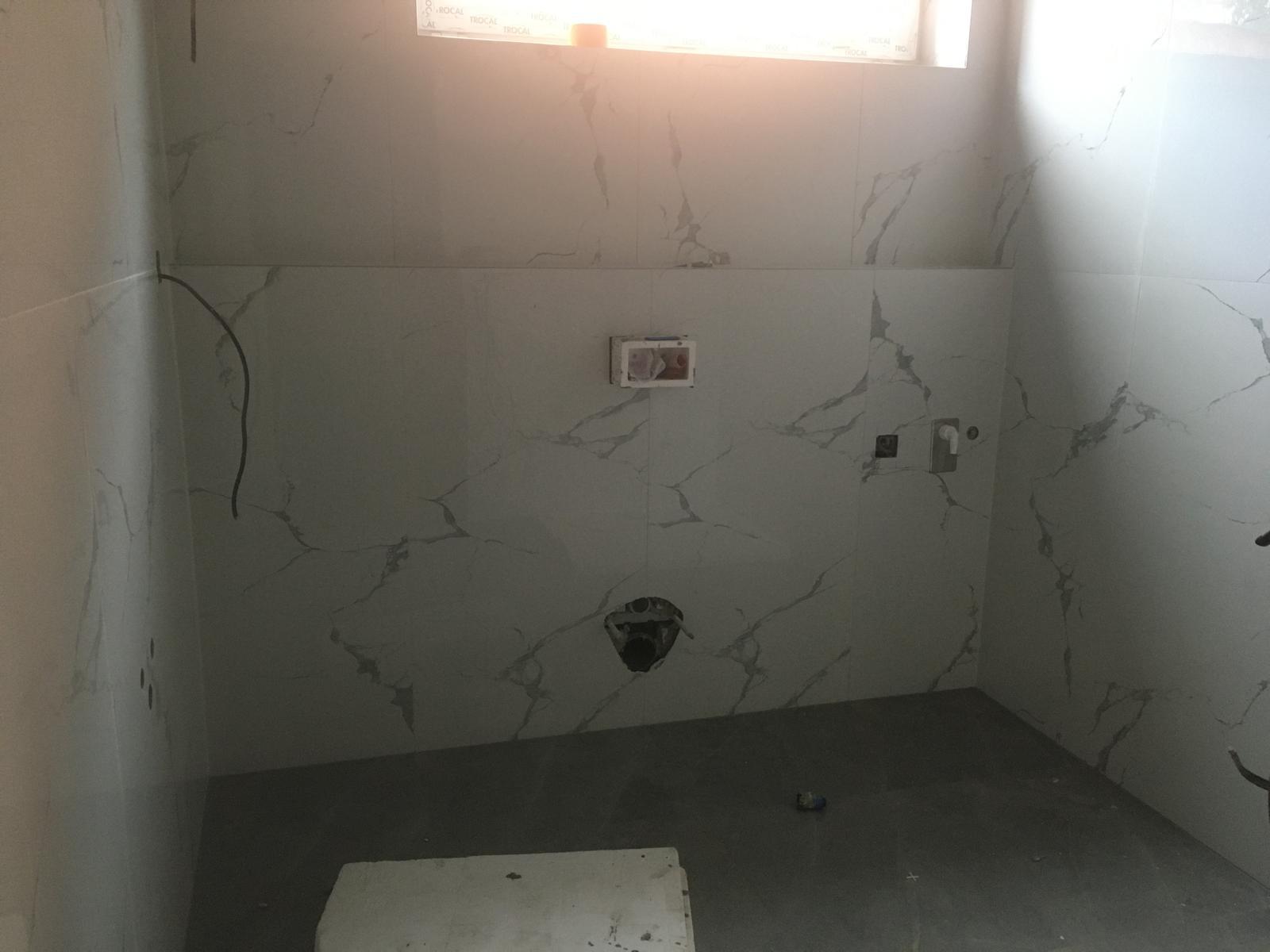 Marmoroptik-Fliesen, Sanitärraum im Rohbau