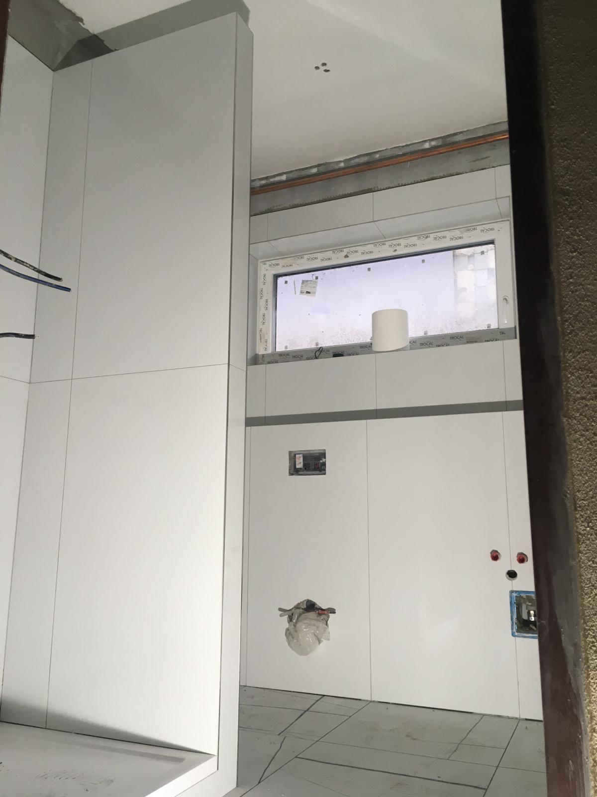 Eckbadewanne mit Fliesenverkleidung