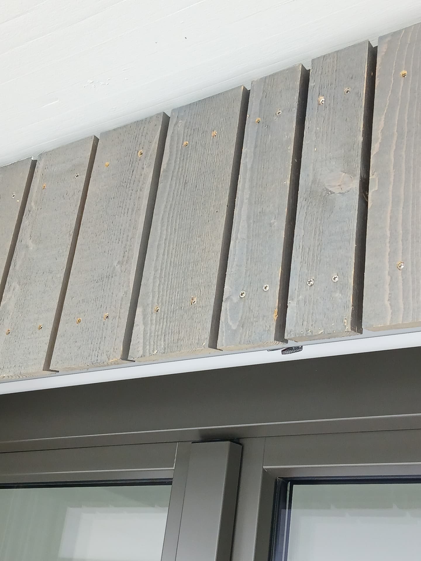 Saniertes Mehrfamilienhaus an der Kapfstrasse mit neuer Putzfassade — Detail 1