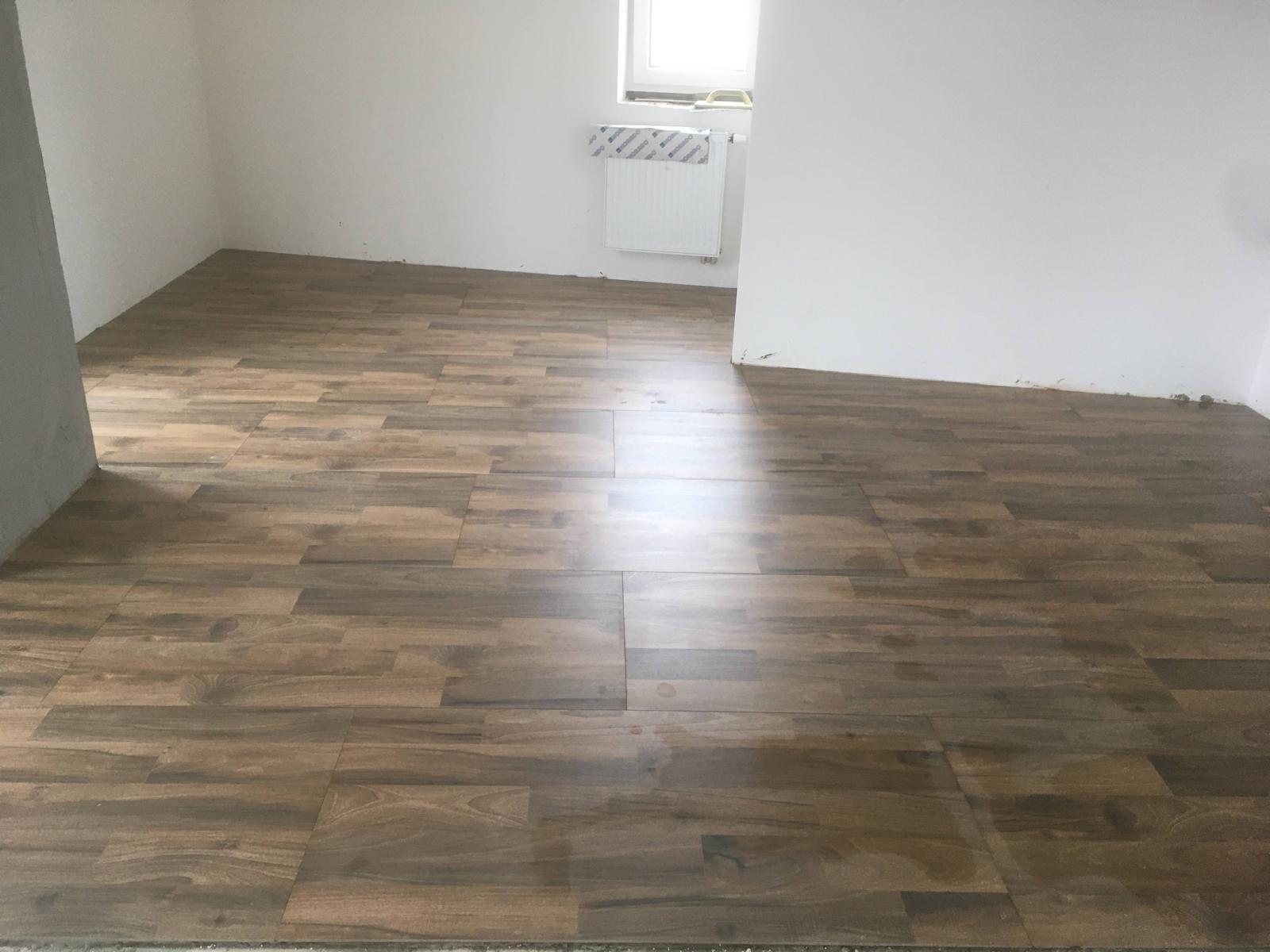 Feinsteinzeug in Holzoptik – Wohnbereich
