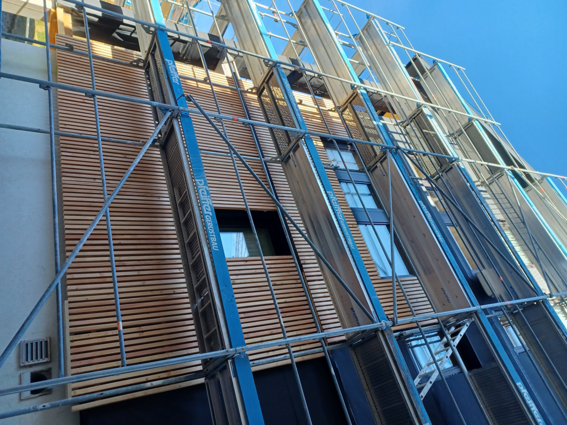 Alpines Wohnhaus mit hinterlüfteter Holzfassade in Schröcken — Detail 2